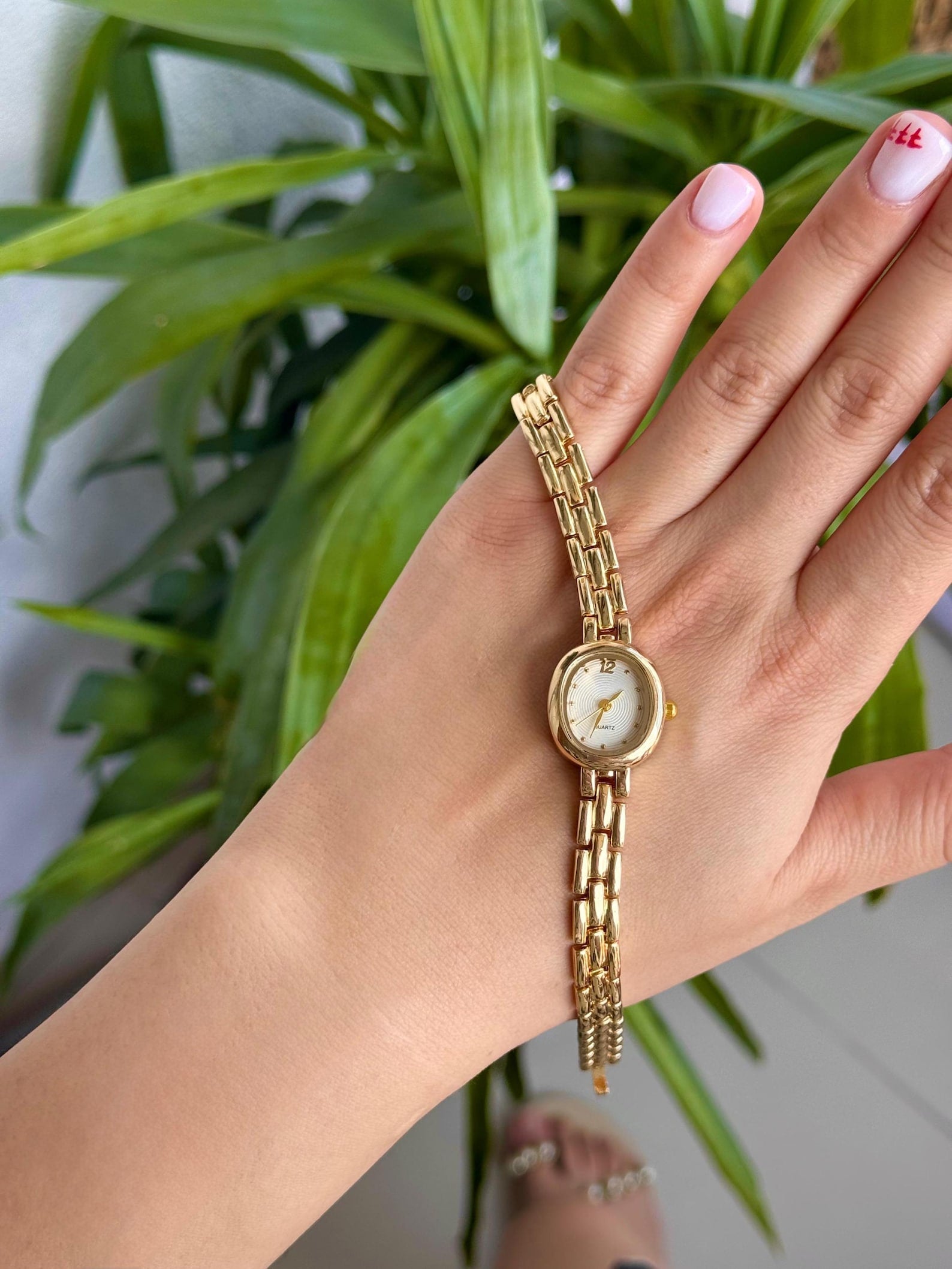 Minimalist Women’s Watch, Small Dial Quartz, Sleek Bracelet