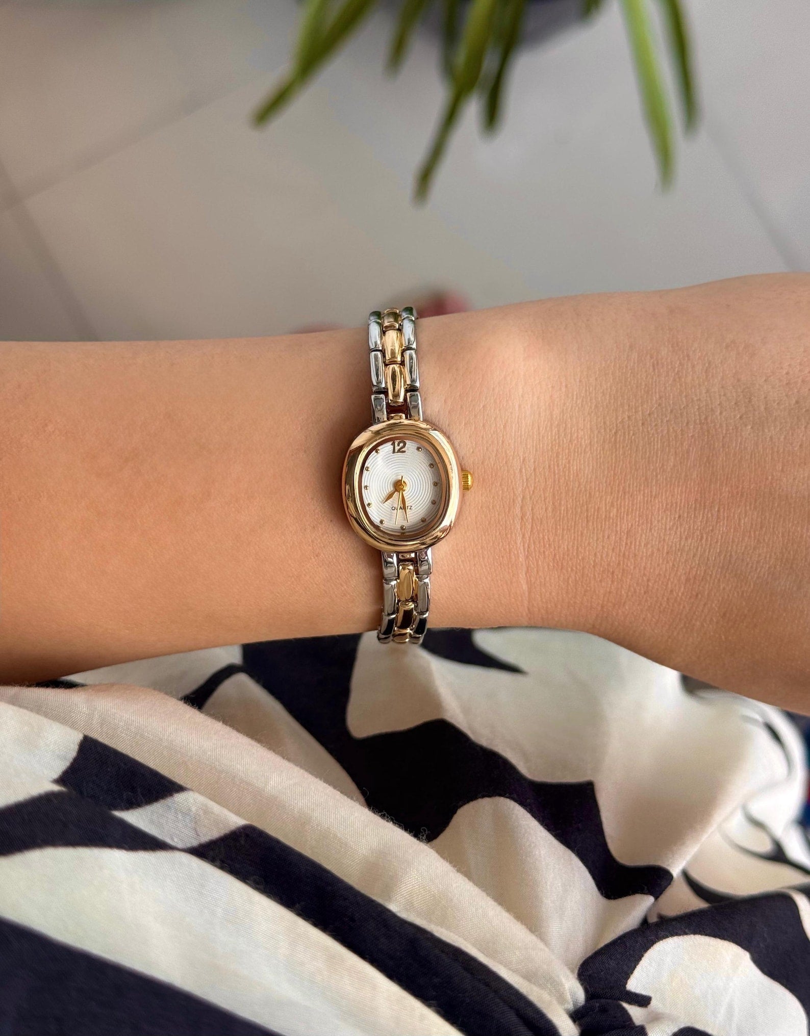 Minimalist Women’s Watch, Small Dial Quartz, Sleek Bracelet