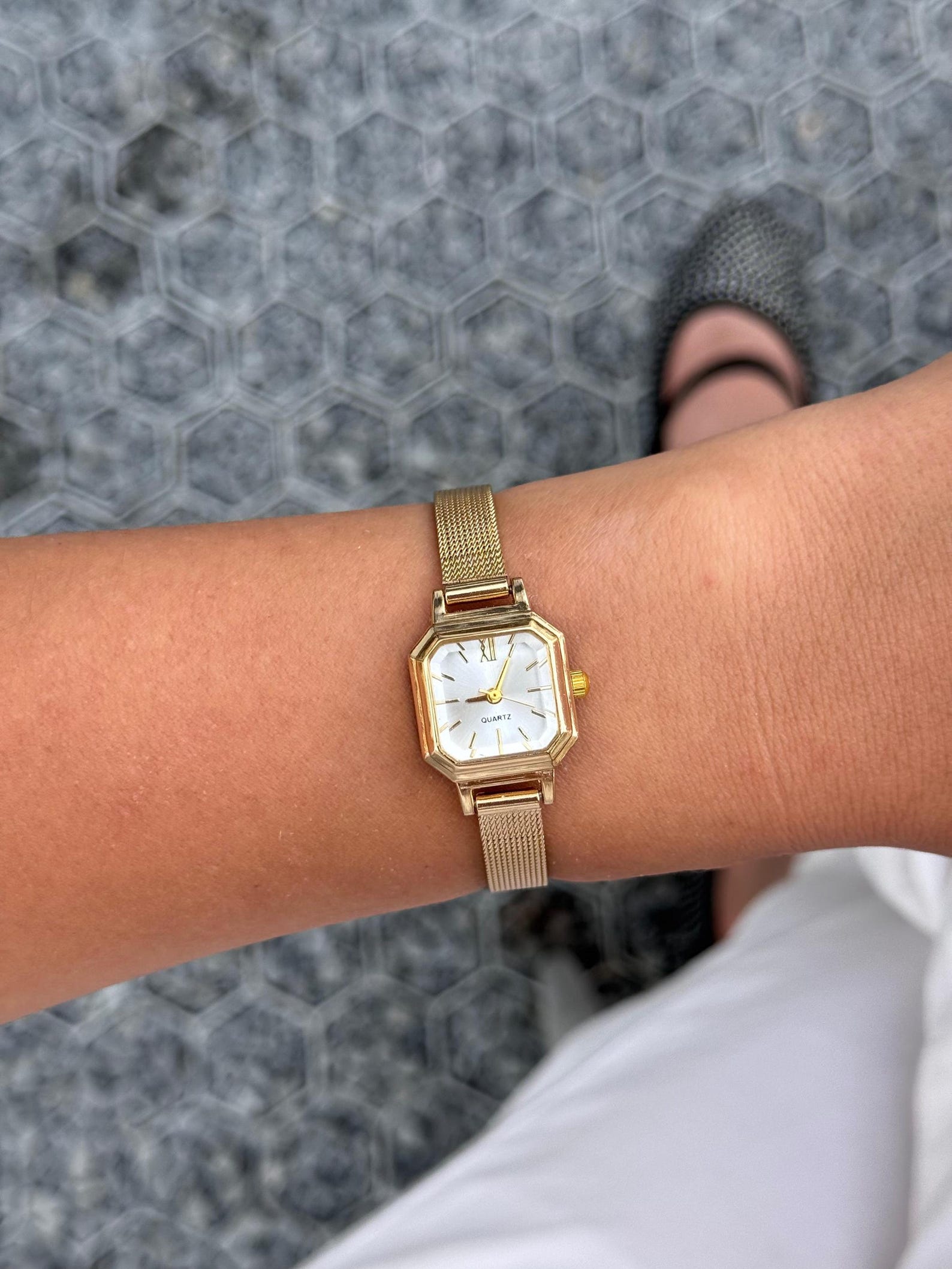 Gold Mesh Women’s Wristwatch, Elegant Small Dial, Quartz Movement, Gift for Her