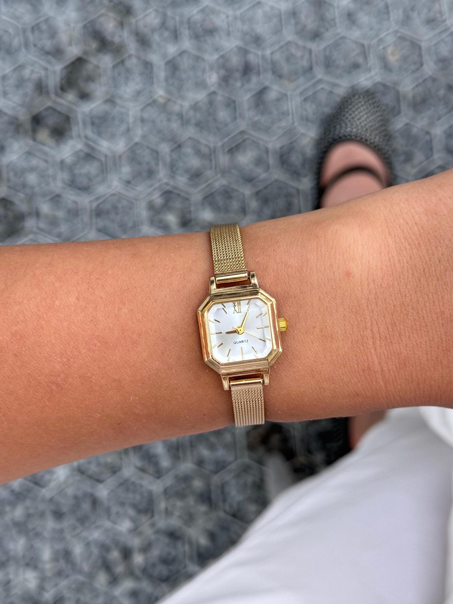 Gold Mesh Women’s Wristwatch, Elegant Small Dial, Quartz Movement, Gift for Her