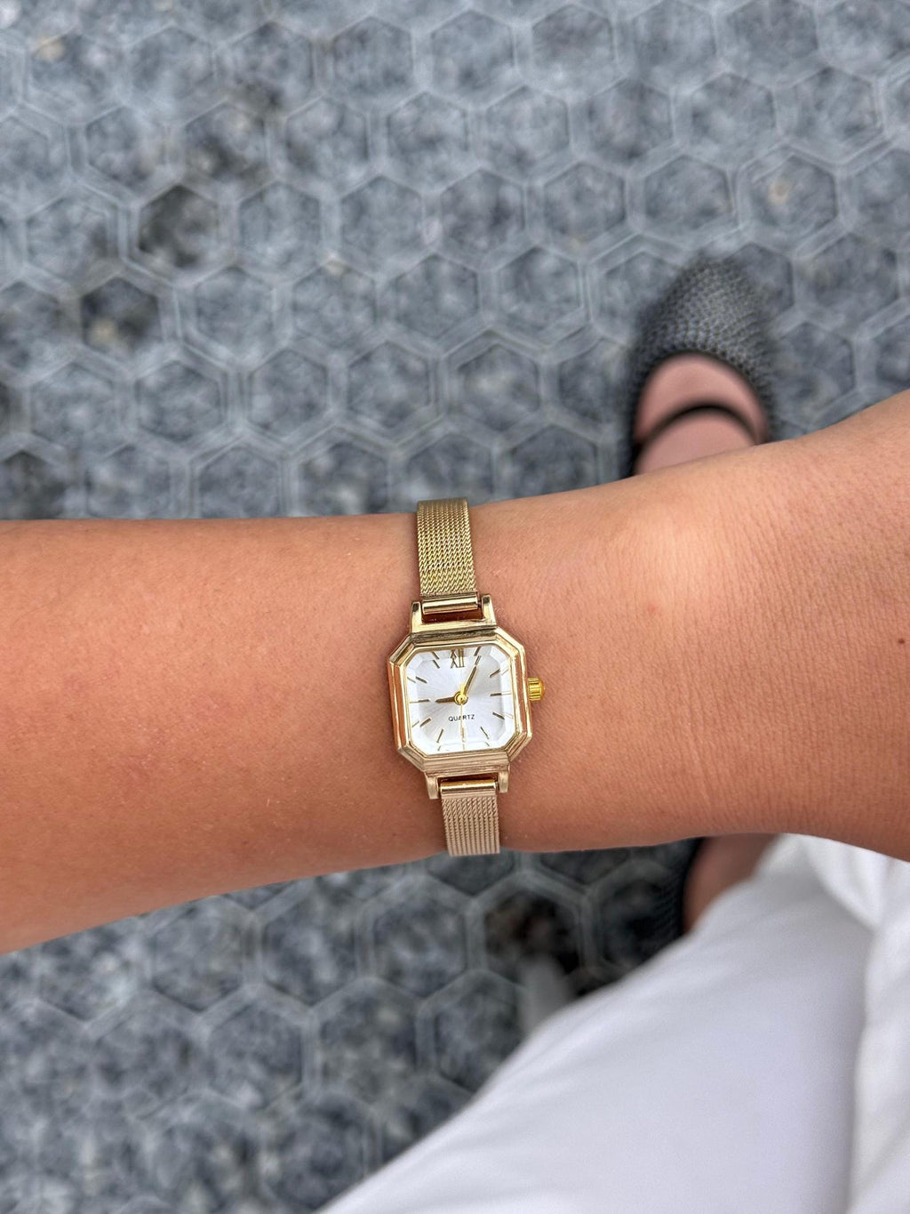 Gold Mesh Women’s Wristwatch, Elegant Small Dial, Quartz Movement, Gift for Her