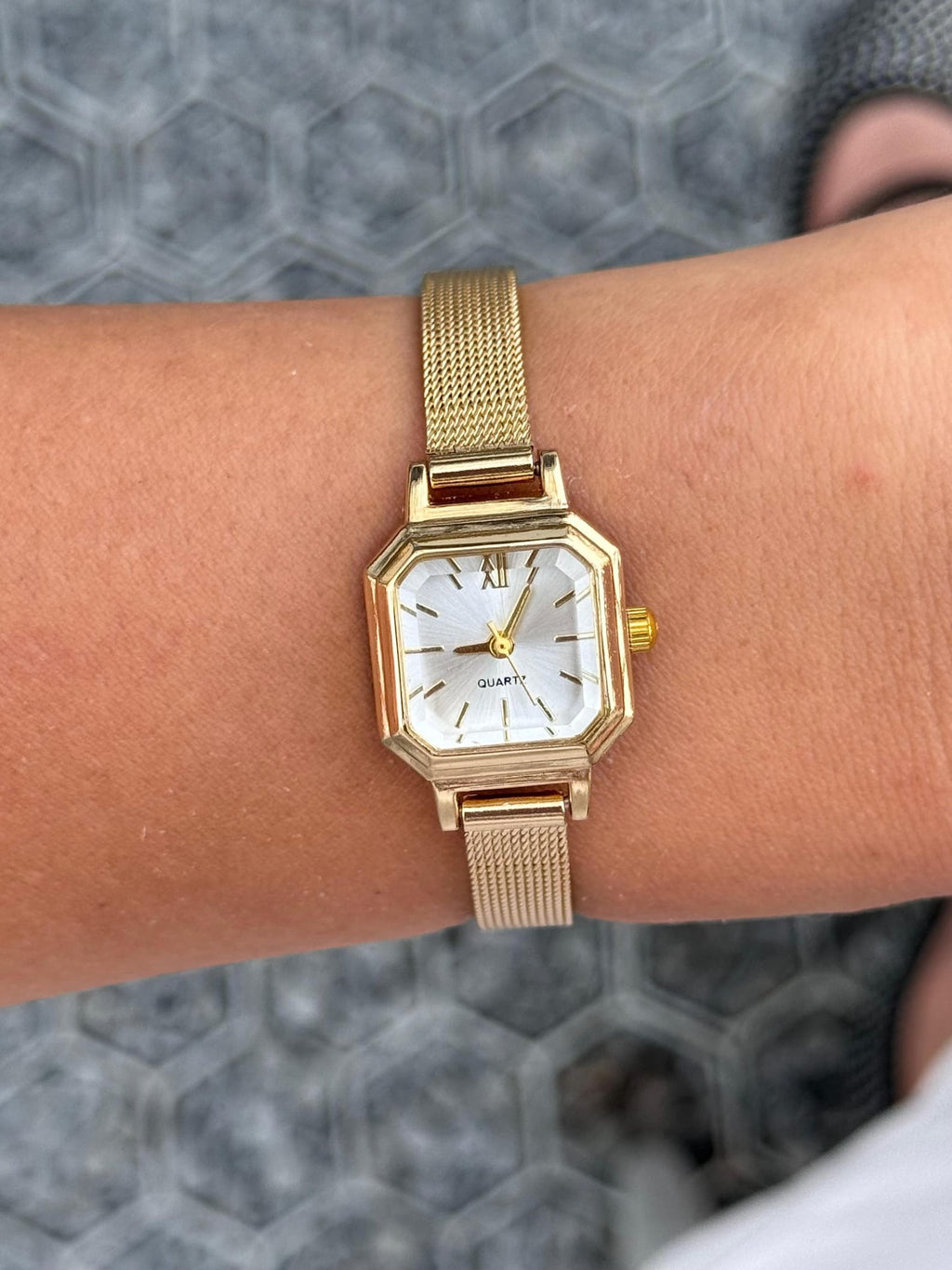 Gold Mesh Women’s Wristwatch, Elegant Small Dial, Quartz Movement, Gift for Her