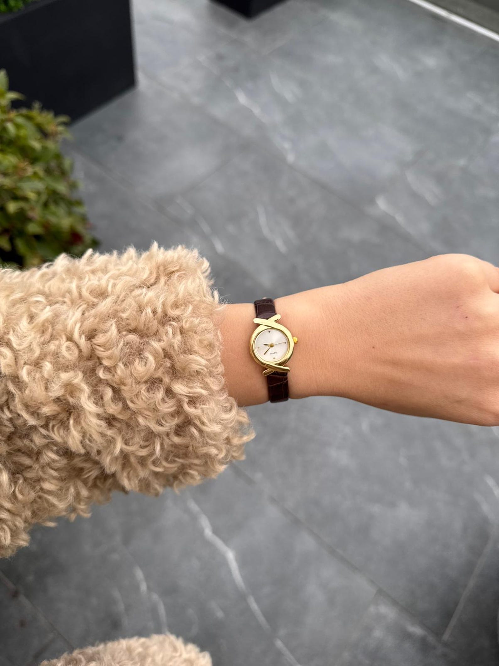 Elegant Women’s Gold Watch – Oval Case with Faux Leather Strap