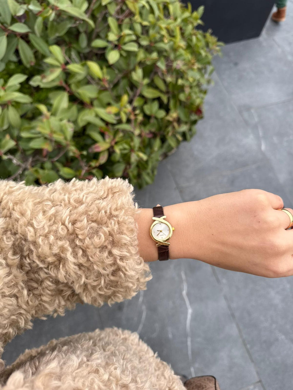 Elegant Women’s Gold Watch – Oval Case with Faux Leather Strap