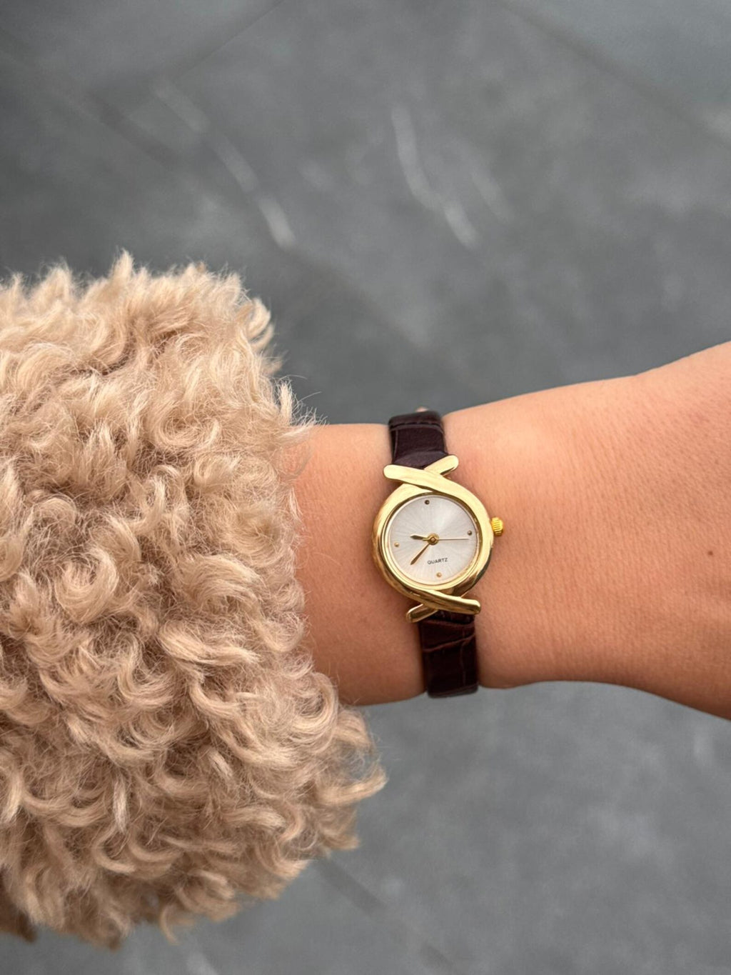 Elegant Women’s Gold Watch – Oval Case with Faux Leather Strap
