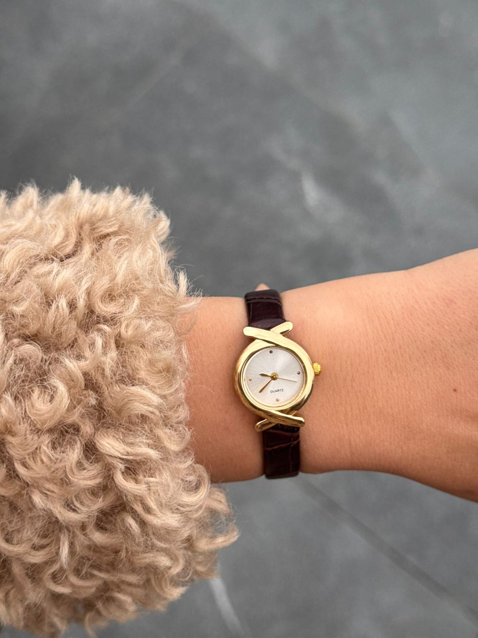 Elegant Women’s Gold Watch – Oval Case with Faux Leather Strap