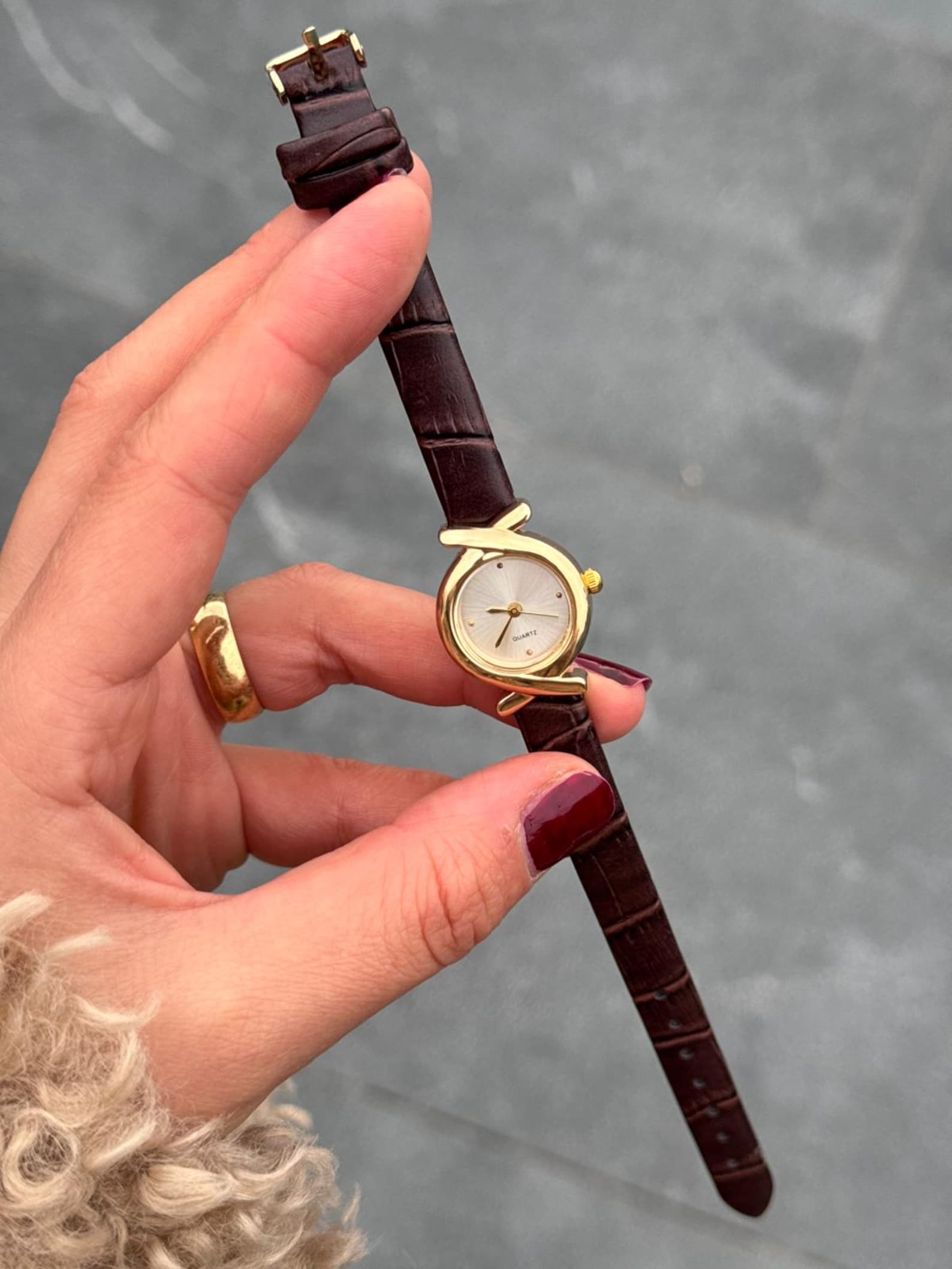 Elegant Women’s Gold Watch – Oval Case with Faux Leather Strap
