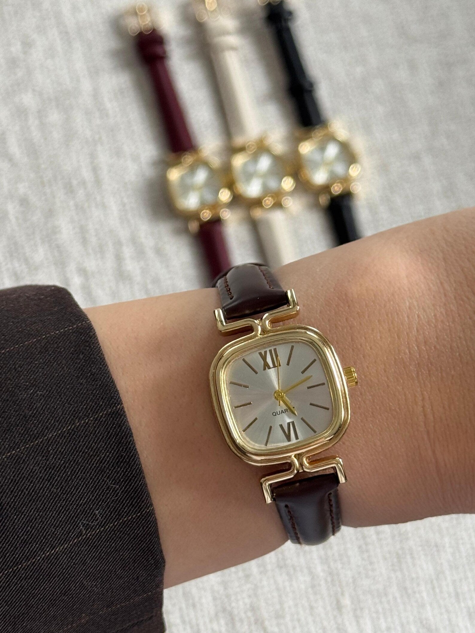 Elegant Square Gold Watch: Minimalist Faux Leather Band, Classic Women's Wristwatch